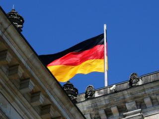 обои для рабочего стола: Реет флаг на бундестагом