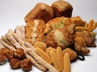 обои Горы хлебов, булок, пирожков и кукурузных початков фото
