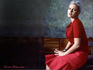обои Dorota Rabczewska в красном платье и с белокурыми волосами фото