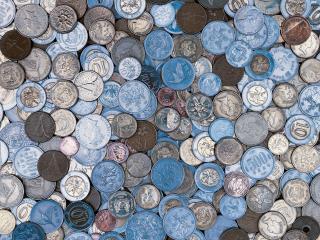 обои Серебристо-голубой покров из монет фото