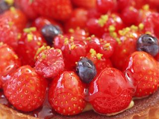 обои Сладкие ягоды в сахарном сиропе на блюде фото