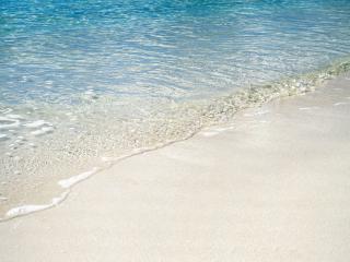 обои Пенистая, прозрачная волна на белом песке пляжа фото
