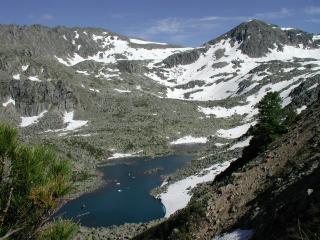 обои Озеро в снежных горах фото