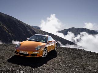 обои Porsche  911 золотисто-коричневый и туман фото