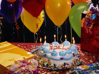 обои Праздничный торт со свечками и шарами фото