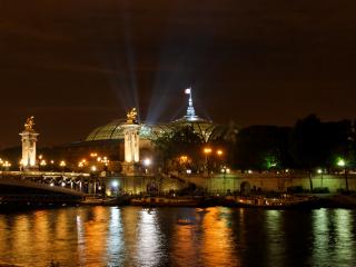 обои Ночной Париж - лучи прожектора фото