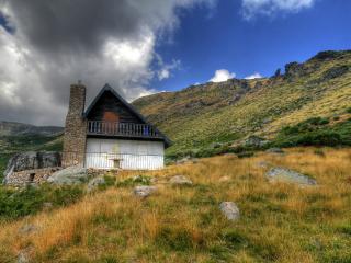 обои Заброшенный альпийский домик фото