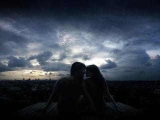обои Поцелуй на фоне ночного города фото