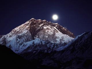 обои Снежная вершина горы лунной ночью фото