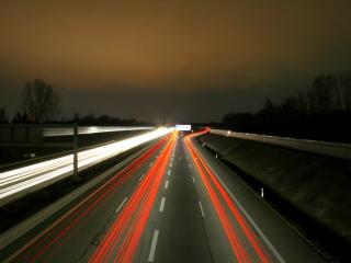 обои Красивое вечернее шоссе с горящими фонарями фото
