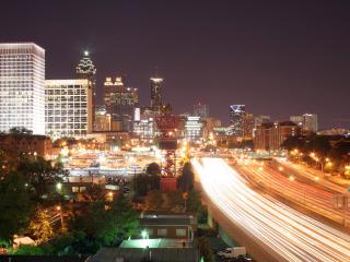 обои Большой город ночью с многочисенными горящими фонарями и дорогами фото