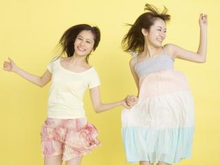 обои Сумасшедшие от радости японки на лимонном фоне фото