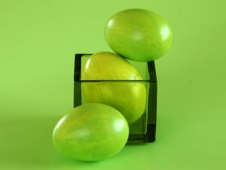 обои Три салатово-зелёных пасхальных яйца фото