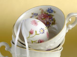 обои Расписаное яйцо и чашка в цветах фото
