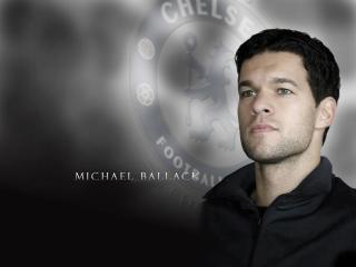 обои Аристократ Михаэль Баллак на фоне лого "Челси" фото