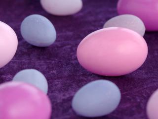 обои Россыпь нежно-розовых и нежно-сиреневых яиц на махровом ковре фото