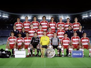 обои Команда "Баварии" сезон 2006/2007 на фоне Альянц Аренs фото
