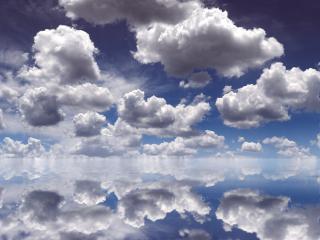 обои Облака пролетают над водой фото