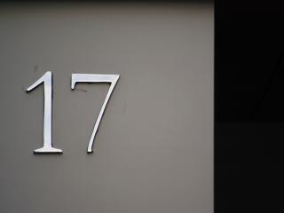 обои Латунные цифры 17 на двери квартиры фото