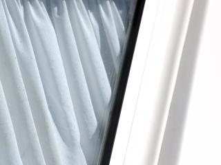 обои Белые занавески в окне купе фото