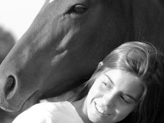 обои Нежная дружба между человеком и лошадью чб фото