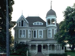 обои Серый дом с необычным балконом-беседкой фото