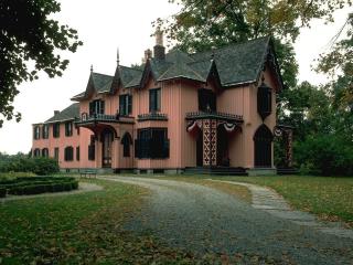 обои Черно-розовый дом осенью фото