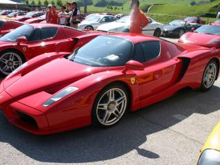 обои Ferrari Enzo на стоянке фото
