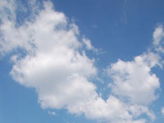 обои Белоснежные облака бегут по синем небу фото