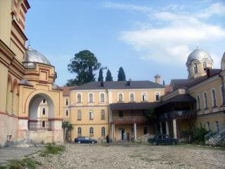 обои Новоафонский монастырь. Вид со двора фото