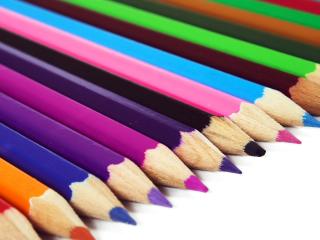 обои Лежащие цветные карандаши фото