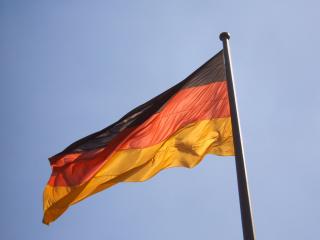 обои Немецкий флаг на флагштоке вид снизу фото