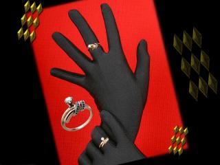обои Кольца на черных перчатках фото