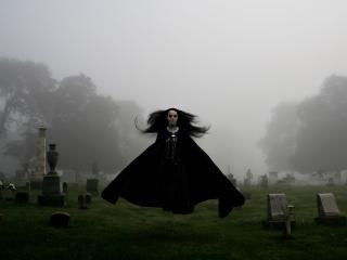 обои Готичная ведьма парит над кладбищем фото