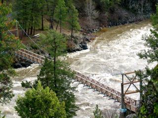 обои Деревянный мост через бушующюю реку фото