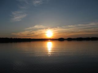 обои Заход солнца над огромным озером фото