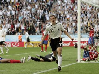 обои для рабочего стола: Miroslav Klose after the goal