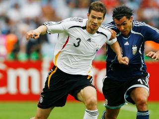 обои Защитник сборной Германии в борьбе фото