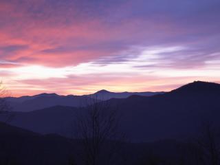 обои Гряды синих гор в розовом закате фото