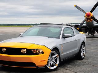 обои Стальной Mustang возле самолёта фото