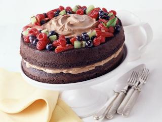 обои для рабочего стола: Шоколадный торт с ягодами и киви