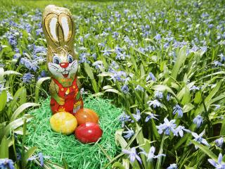 обои Шоколадный заяц и пасхальные яйца на поляне из подснежников фото