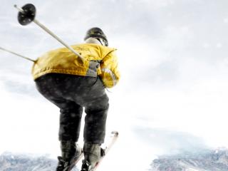обои Прыжок лыжника в желтой куртке фото