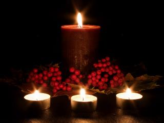 обои Четыре красивых свечи в новогоднюю ночь фото