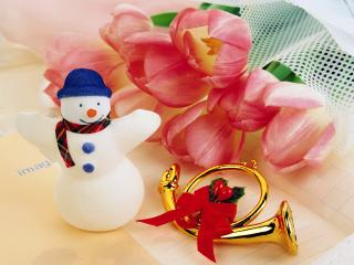 обои Снеговик рядом с золотой трубой и цветами фото