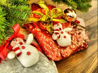 обои Разноцветные подарки под елкой с одинаковыми красивыми снеговиками фото