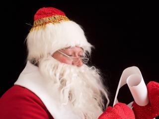 обои Нарядный и очкастый Санта читает письмо с пожеланием фото