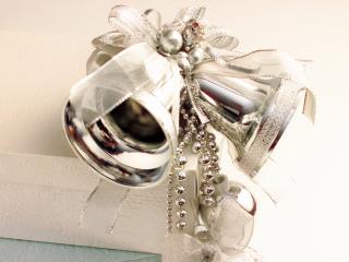 обои Два красивых новогодних серебряных колокольчика прикрепленные к подарку фото