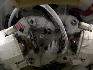 обои Космонавты готовы к выходу в космос фото