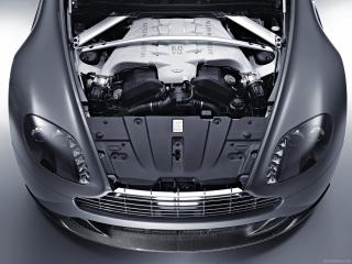 обои Aston Martin V12 Vantage - вид на двигатель фото